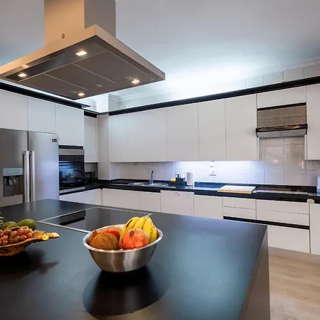 Luxury Villa With Pool, Jacuzzi, Cardio Area And Gardens *