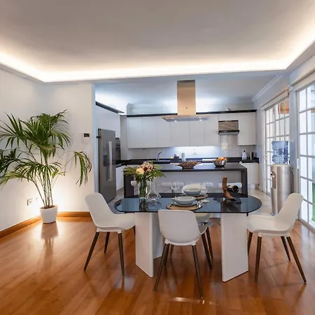 Domek alpejski Luxury With Heated Pool, Jacuzzi, Gym, And Gardens